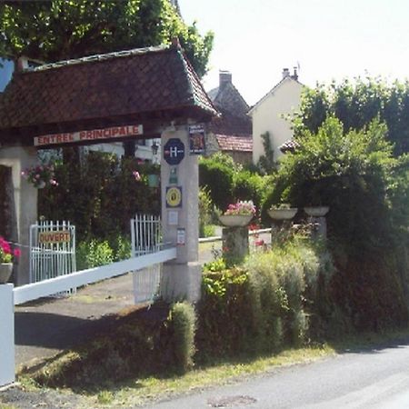 Logis Hotel Les Tilleuls Saint-Cirgues-de-Jordanne ภายนอก รูปภาพ