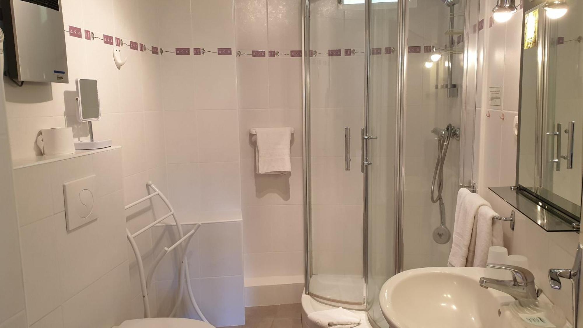 Logis Hotel Les Tilleuls Saint-Cirgues-de-Jordanne ภายนอก รูปภาพ
