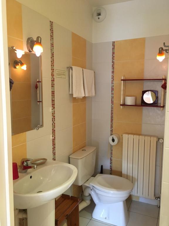 Logis Hotel Les Tilleuls Saint-Cirgues-de-Jordanne ภายนอก รูปภาพ