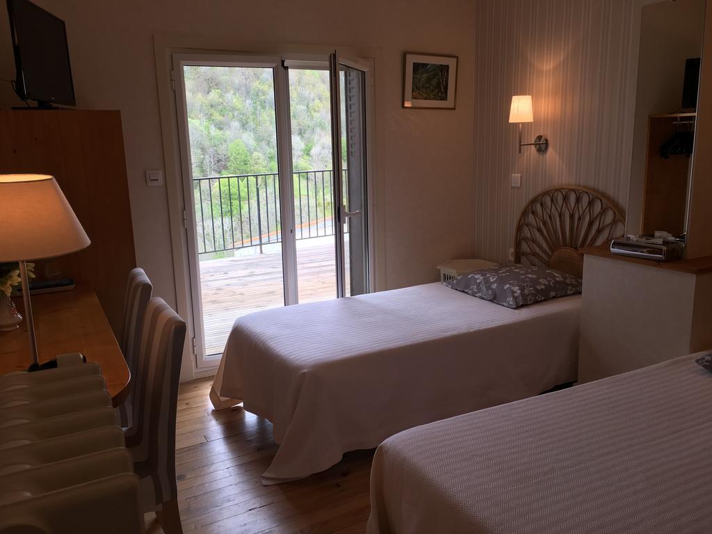 Logis Hotel Les Tilleuls Saint-Cirgues-de-Jordanne ภายนอก รูปภาพ