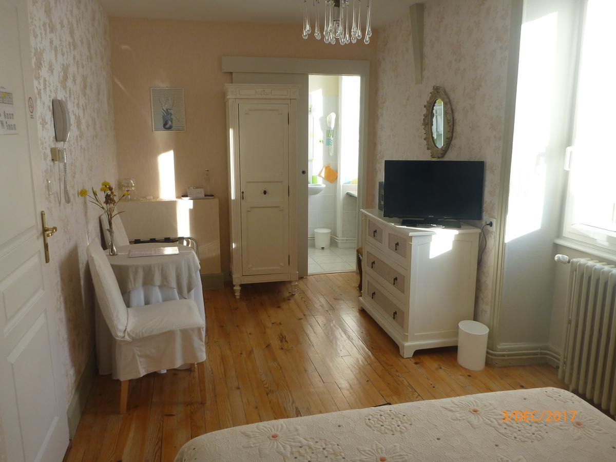 Logis Hotel Les Tilleuls Saint-Cirgues-de-Jordanne ภายนอก รูปภาพ