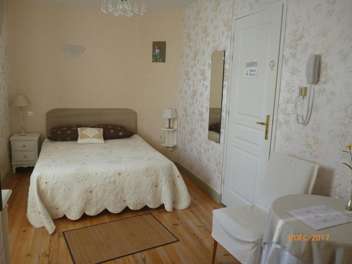 Logis Hotel Les Tilleuls Saint-Cirgues-de-Jordanne ภายนอก รูปภาพ