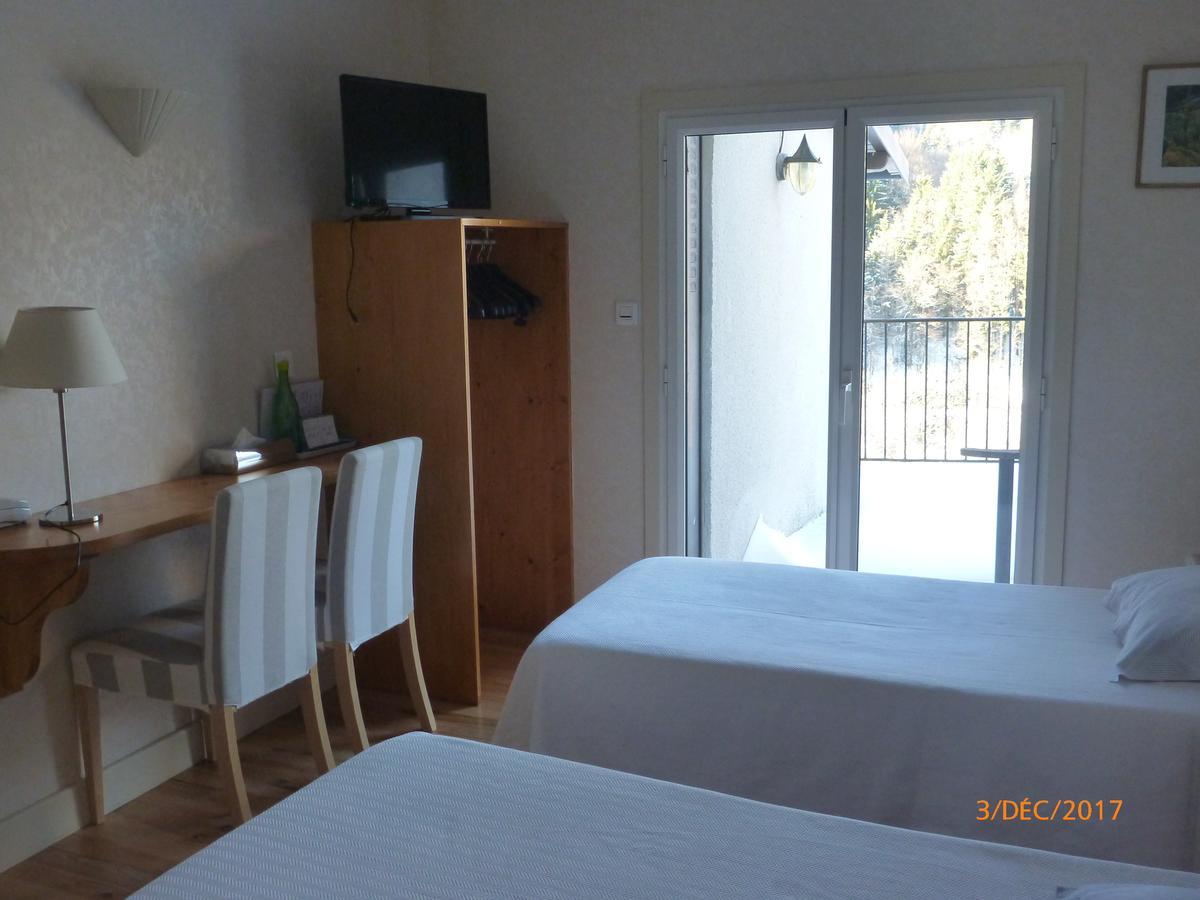 Logis Hotel Les Tilleuls Saint-Cirgues-de-Jordanne ภายนอก รูปภาพ